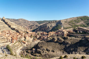Fototapeta na wymiar Vista panorámica de un bonito pueblo medieval, amurallado. Albarracín, España.