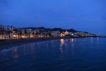 Abenddämmerung in der Altstadt von Sitges - Provinz Barcelona