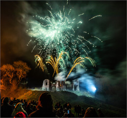 Obraz premium Spectacular fireworks display over a castle