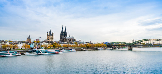 Obraz premium Cologne over the Rhine River with cruise ship in Cologne, Germany