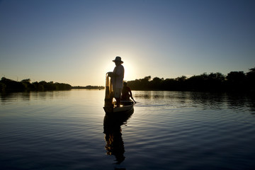 Pescador artesanal de tarrafa no parque municipal Encontros dos Rios Poty e Parna&iacute;ba - Teresina - Piau&iacute; 08/2017