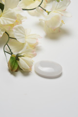 Obraz na płótnie Canvas White flowers with a stone that depicts peace