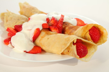 pancakes with strawberries and cream