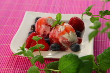 Strawberry ice cream and fresh strawberries