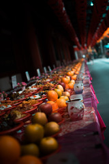 Imagen de ofrendas de comida en un templo budista en el centro de la ciudad de Singapur