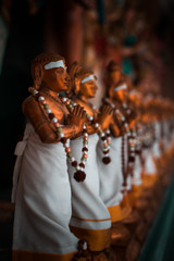 Imagen de unas figuras religiosas en un templo hindú de la ciudad de Kuala Lumpur