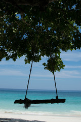 Imagen de un columpio en la playa de Tourtle Beach en las islas Perhentian de Malasia