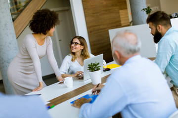 Obraz premium Business people working in modern office