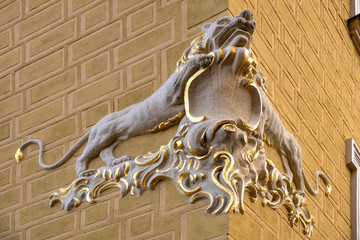 Warsaw, Poland - Symbolic golden lion decoration of the Under the Lion House at the Old Town Market Square in Warsaw © Art Media Factory