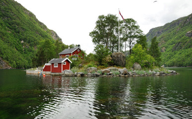 Haus auf einer Insel im Josefjord 