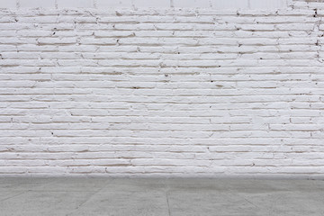 Raum aus weißem Mauerwerk und grauem Zement Boden