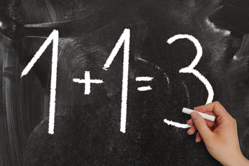 Auf der Tafel steht 1 + 1 = 3