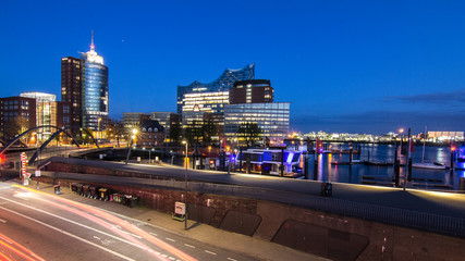 Elbphilharmonie und Coloumbus Tower am Abend