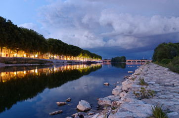 Fototapeta premium bord de loire en soirée à Orléans