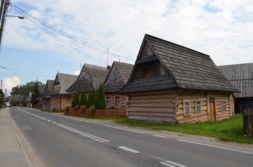 Fototapeta na wymiar Chochołów - drewniana zabudowa przy głownej ulicy