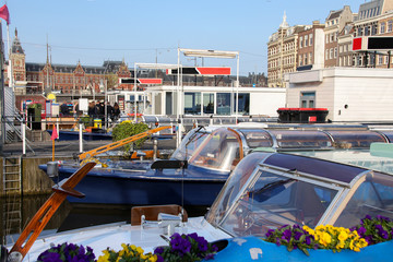 Fototapeta na wymiar Boat dock for canal cruises in Amsterdam, Netherlands