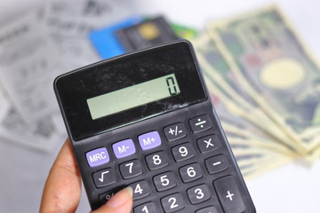 0を表示している電卓(お金とクレジットカードの背景)