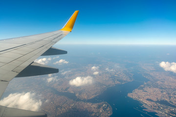 Obraz premium Commercial Plane Flying Above Istanbul, Turkey