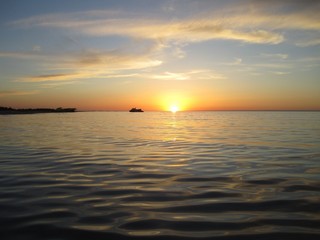 Fototapeta na wymiar Waves on the lake and sunset