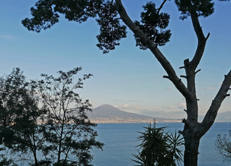 rilassante veduta della costa del mare di napoli con il vesuvio davanti