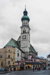 Obraz premium The parish church St Nicolas's Stadtpfarrkirche on the central square Oberer Stadtplatz, the true heart of the historic city center of Hall in Tyrol, Austria