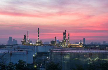 Obraz na płótnie Canvas Oil refinery with Twilight