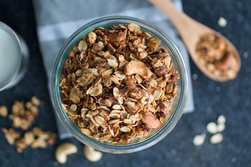 Selbstgemachtes Nussgranola mit Cashewkernen Haferflocken mit Nüssen
