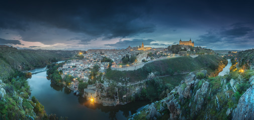 Obraz premium Widok na panoramę Toledo i rzekę Tag, Hiszpania