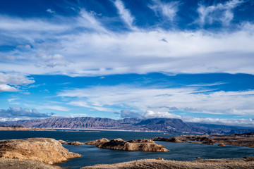 Fototapeta na wymiar The shore of Lake Mead in Nevada