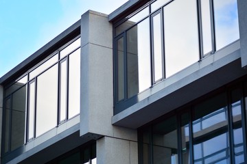 Obraz premium Abstract fragment of modern architecture, walls made of glass and concrete.