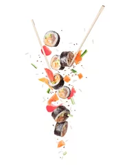 Foto op Plexiglas Verse sushi rolt met stokjes bevroren in de lucht, geïsoleerd op een witte achtergrond © Krafla