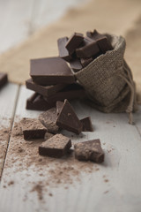 Trozos de chocolate negro sobre la mesa