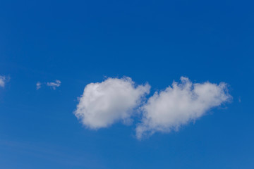Nuvens em céu azul do Brasil