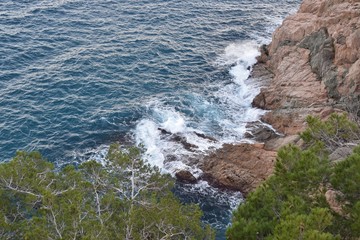 veduta sul mare e rocce