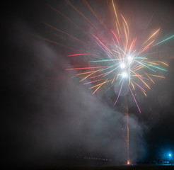 Buntes Feuerwerk bei Nacht