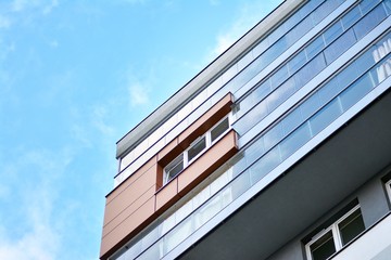 Obraz premium Abstrakcyjny fragment współczesnej architektury. Nowoczesny budynek mieszkalny