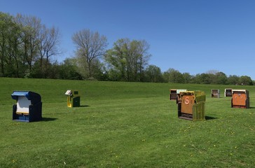 Wiese mit Strandkörben unterhalb des Deichs in Cuxhaven-Döse