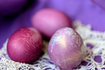 Ostereier in drei Farben
