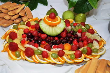 Fototapeta na wymiar Fresh fruit party plate on a table
