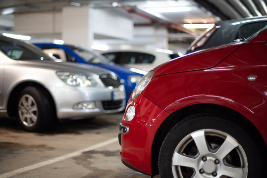 Autos parken in einer Tiefgarage 