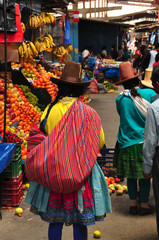 Persona indígena de espaldas en un mercado local - obrazy, fototapety, plakaty