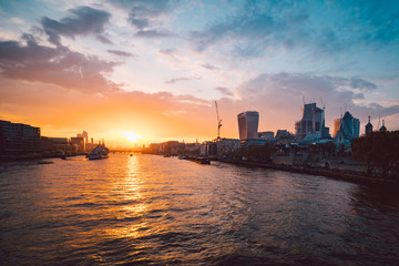 Fototapeta na wymiar Amazing sunset over the river Thames in London