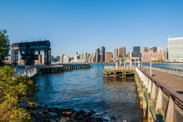 Obraz premium Pier in New York City - USA. Manhattan downtown skyline in the morning al view of New York City - USA. Manhattan downtown skyline and skyscrapers.