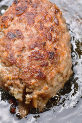 調理中のハンバーグステーキ