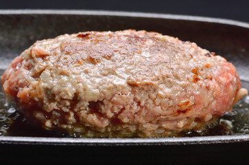 調理中のハンバーグステーキ