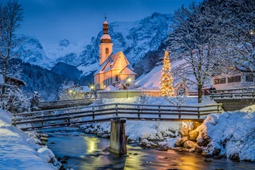 Foto auf Alu-Dibond Kirche von Ramsau in der Winterdämmerung, Bayern, Deutschland © JFL Photography