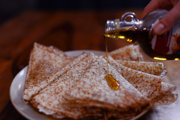crêpes et sirop d'érable coulant