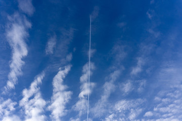 Obraz premium 青い空と白い雲とひこうき雲