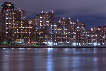 Obraz premium View on Roosevelt island from east river at night with long exposure