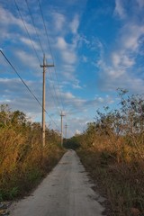 夕暮れの八重山の道、竹富島、沖縄